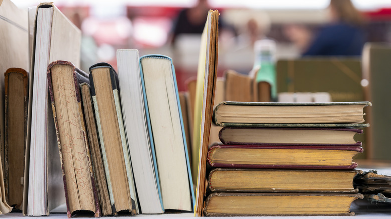 Livres sur une étagère