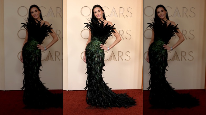 Demi Moore sur le tapis rouge dans une robe sculpturale en plumes
