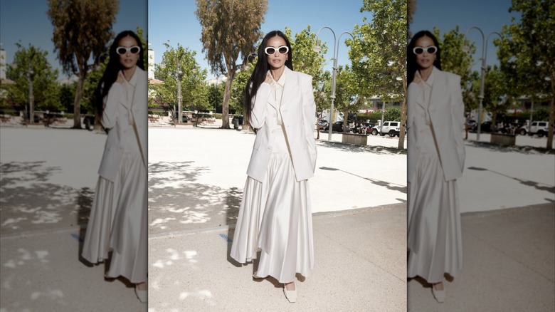 Demi Moore dans la rue dans une tenue entièrement blanche