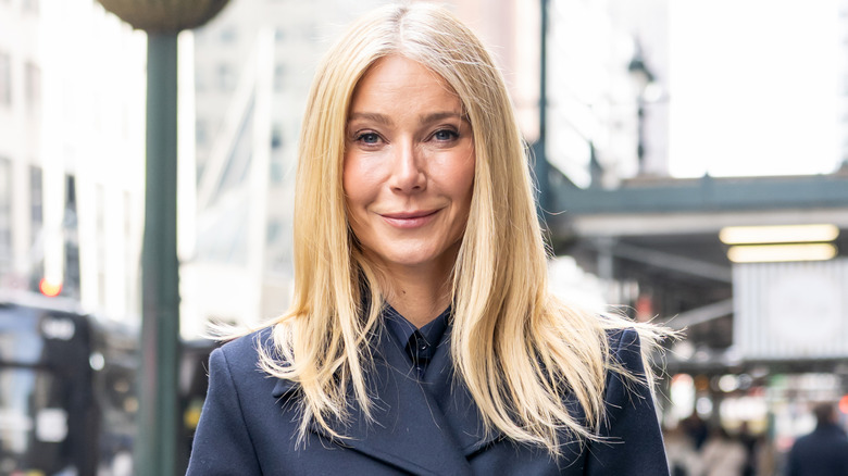 Gwyneth Paltrow souriant dans la rue