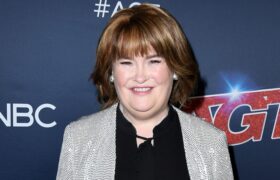 Susan Boyle taquine son nouveau look et ses cheveux ont des comparaisons avec Anna Wintour sur toutes les lèvres