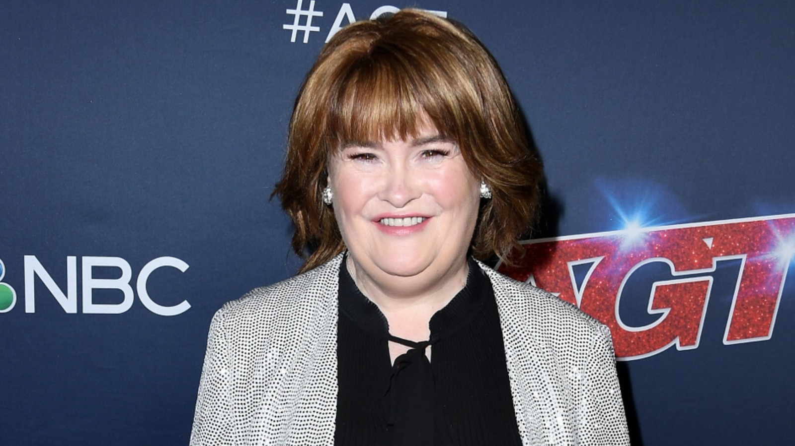 Susan Boyle taquine son nouveau look et ses cheveux ont des comparaisons avec Anna Wintour sur toutes les lèvres
