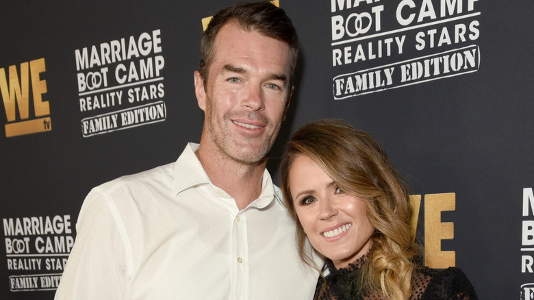 Ryan et Trista Sutter sourient sur le tapis rouge en 2019