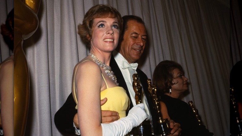 Julie Andrews tient son prix après les présentations lors de la 37e cérémonie annuelle des Oscars