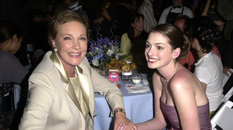 Julie Andrews souriante avec Anne Hathaway