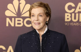 Une photo de Julie Andrews aux Oscars de 1965 montre l'un de ses meilleurs looks