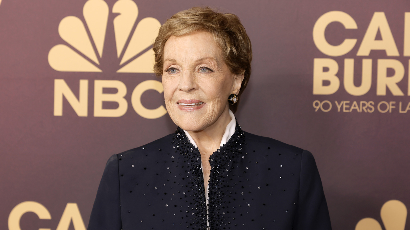 Une photo de Julie Andrews aux Oscars de 1965 montre l'un de ses meilleurs looks