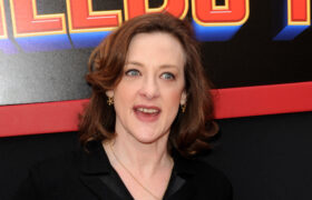 Joan Cusack adopte ses gris naturels pour un superbe retour sur le tapis rouge