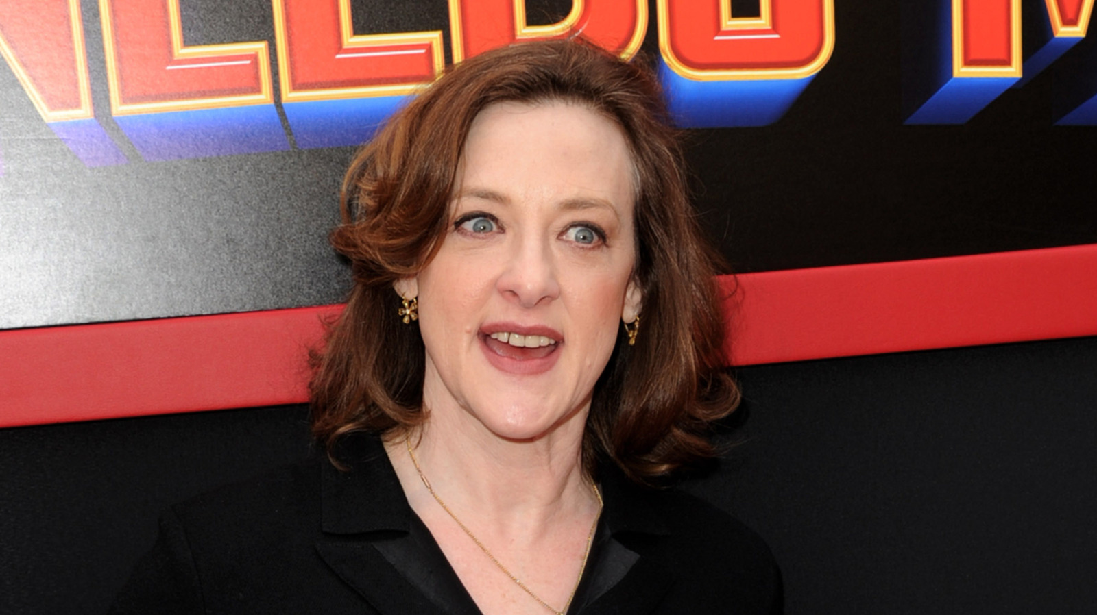 Joan Cusack adopte ses gris naturels pour un superbe retour sur le tapis rouge