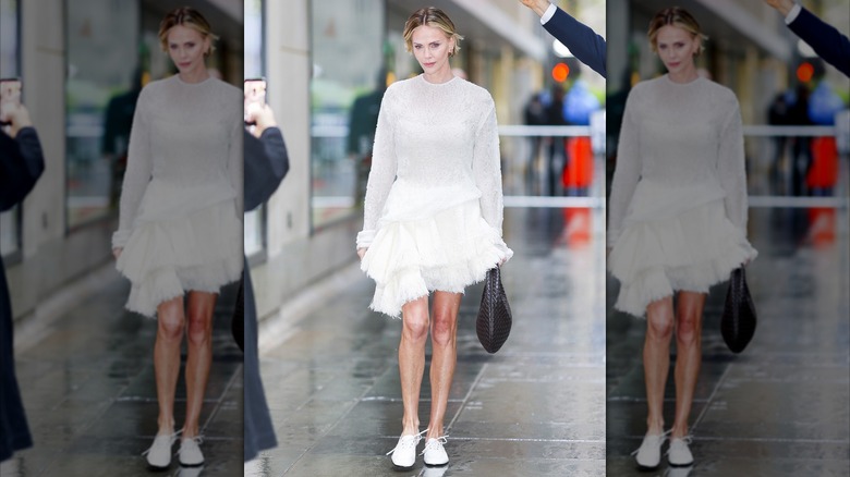 Charlize Theron dans une tenue entièrement blanche, comprenant des chaussures de jazz blanches