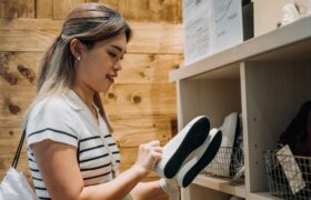 La tendance des chaussures confortables qui rehausse vos ballerines unies (et elle est parfaite pour les femmes plus âgées)