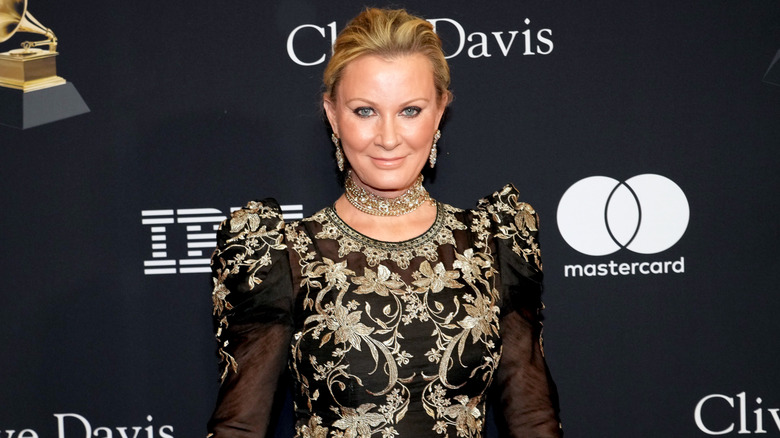 Sandra Lee sourit sur le tapis rouge en 2024