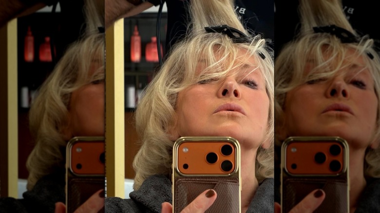 Un selfie de Martha Stewart en train de se faire coiffer