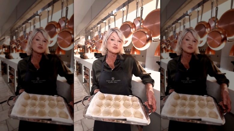 Martha Stewart posant avec un plateau de dumplings