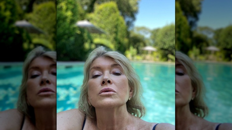 Un selfie sexy de Martha Stewart au bord d'une piscine