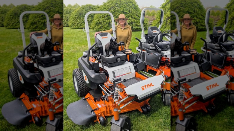 Martha Stewart posant avec deux tondeuses STIHL orange