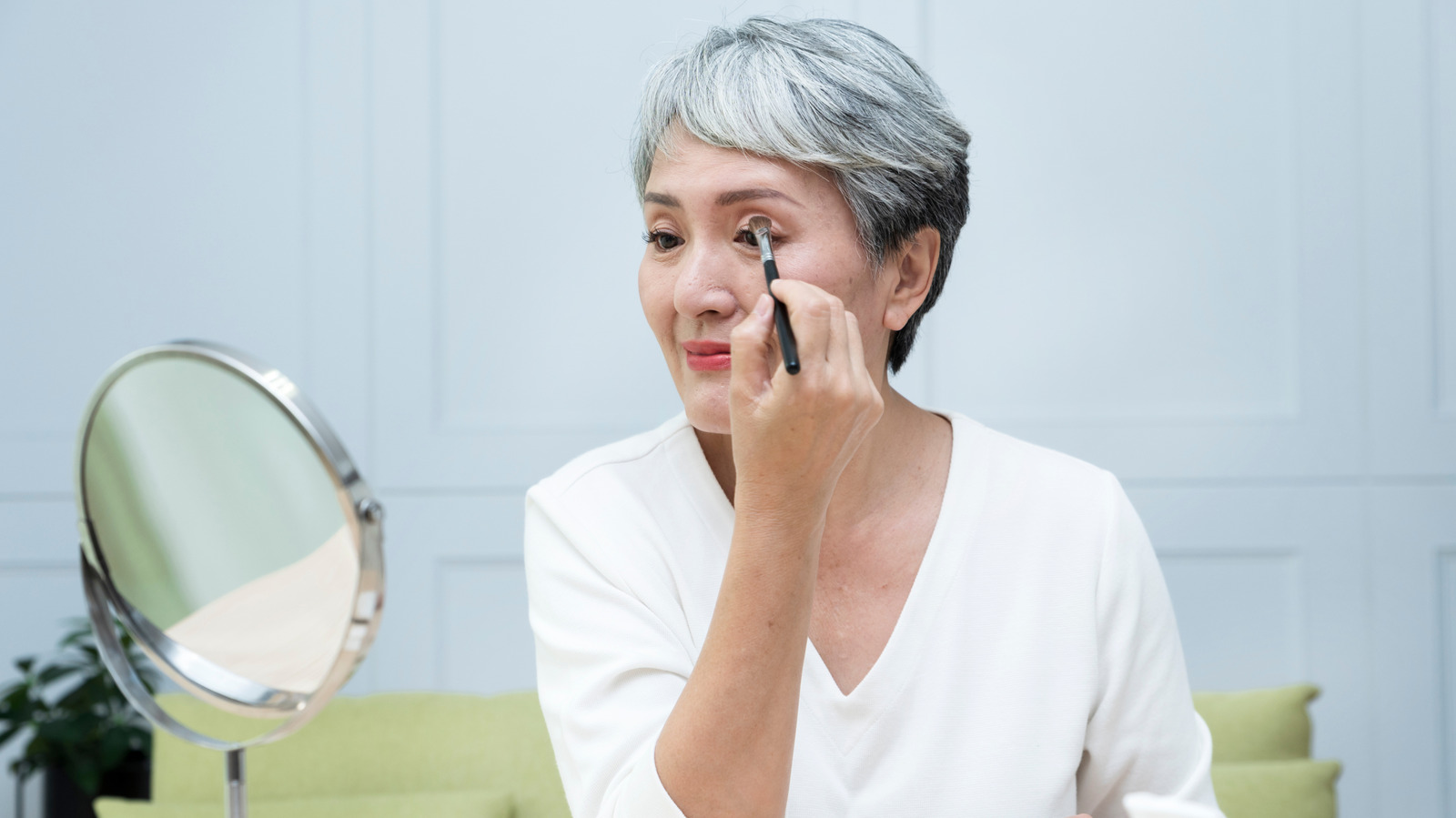 Conseils de maquillage des yeux pour les femmes plus âgées qui vous donneront une apparence bien éveillée
