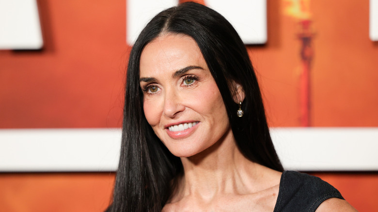 Demi Moore sourit sur le tapis rouge en 2025