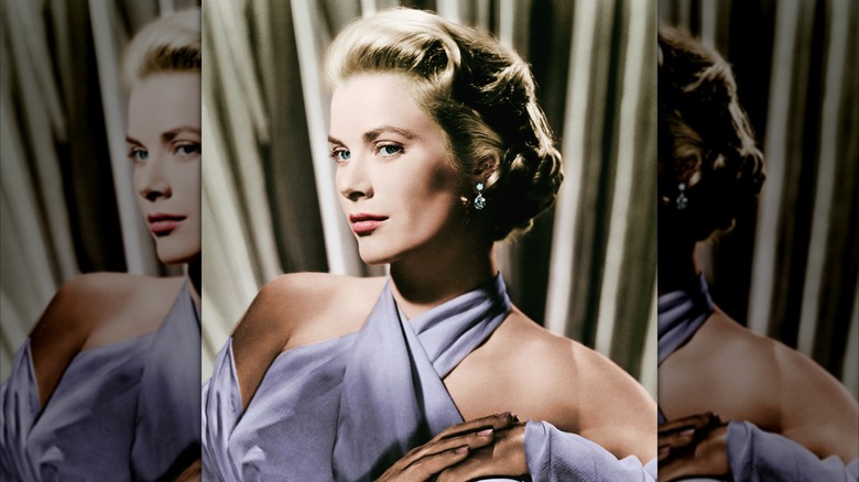 Grace Kelly dans un haut lavande et un châle, les mains jointes