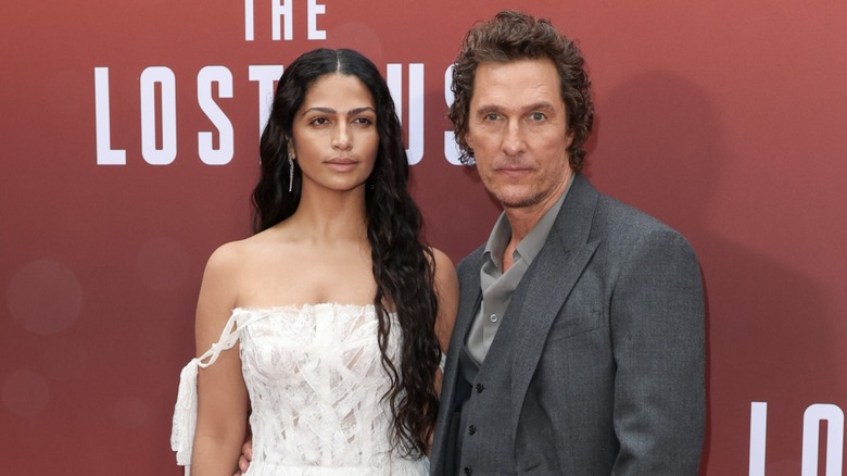 Camila Alves McConaughey et Matthew McConaughey ont l'air sérieux sur le tapis rouge