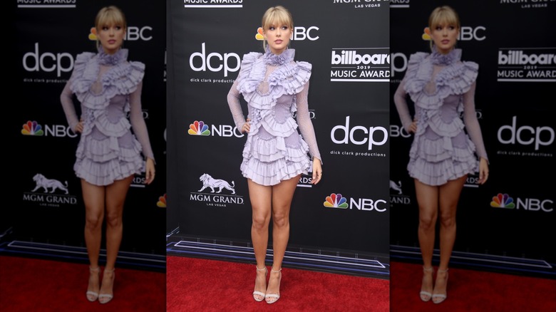 Taylor Swift dans une robe courte lavande sur le tapis rouge des Billboard Music Awards 2019