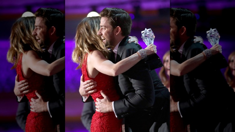 Emily Blunt et John Krasinski s'embrassent aux Critics' Choice Awards 2015