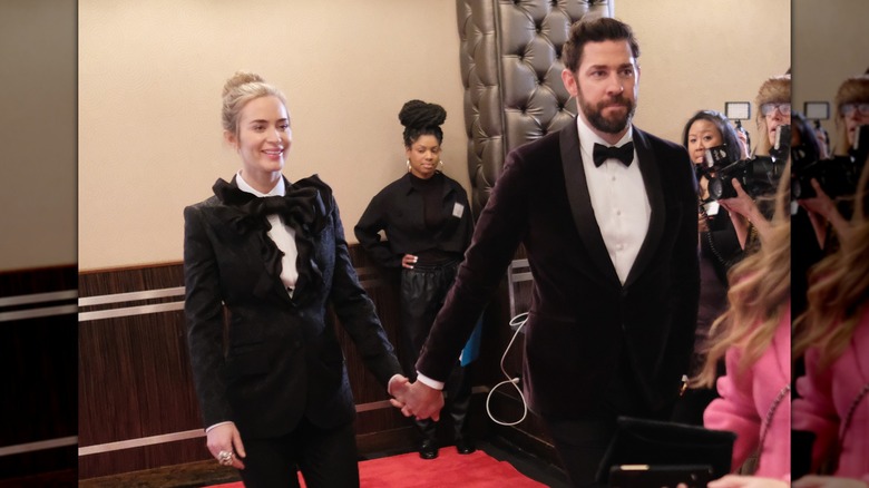 Emily Blunt et John Krasinski portent des costumes assortis aux Writers Guild Awards en 2019