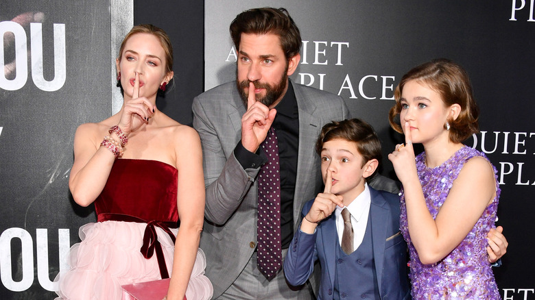 Emily Blunt et John Krasinski posent avec les co-stars de 