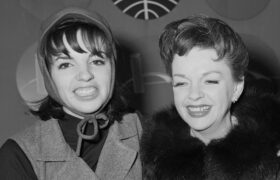 Photos du talentueux duo mère-fille Judy Garland et Liza Minnelli se produisant ensemble