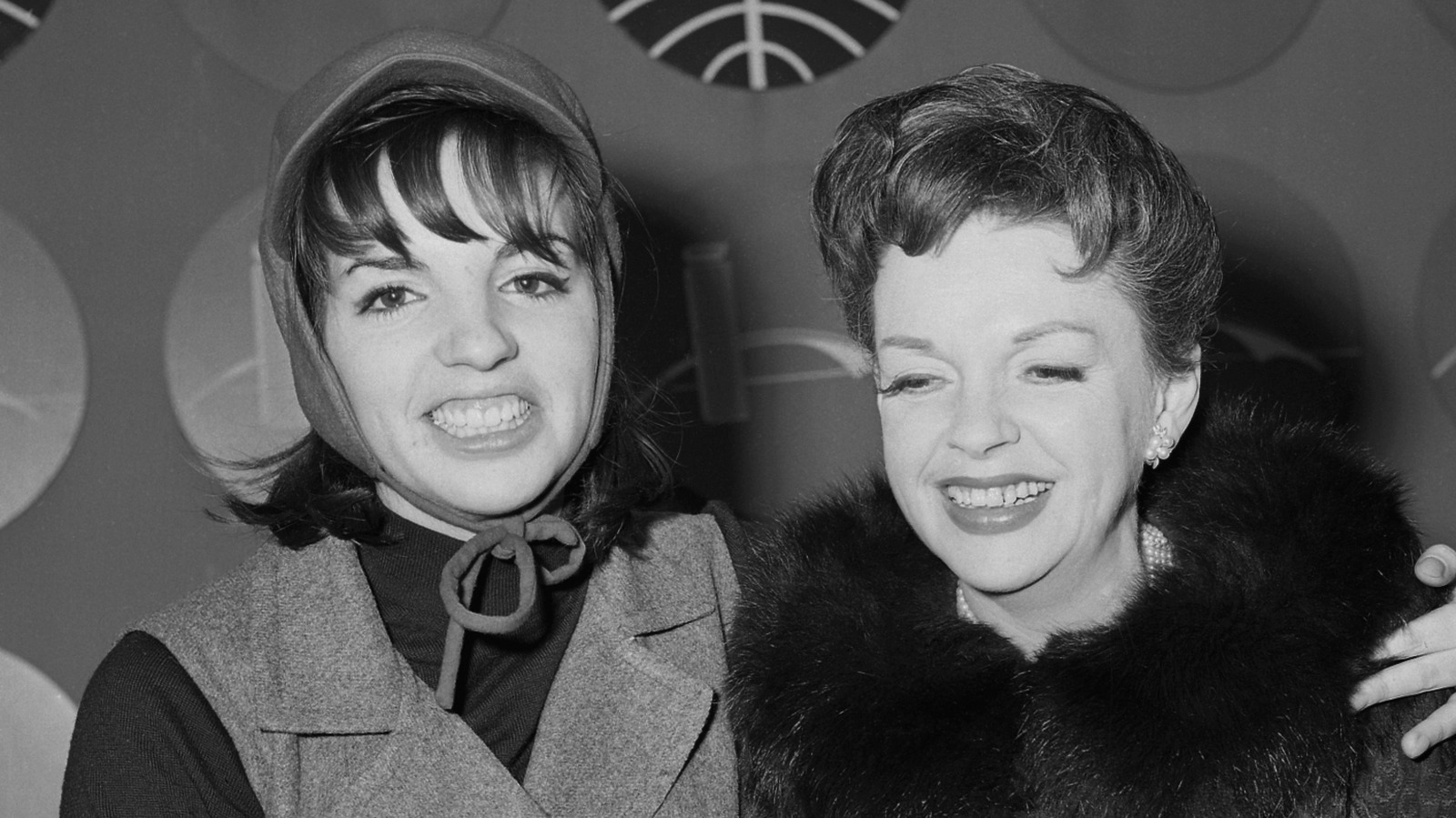 Photos du talentueux duo mère-fille Judy Garland et Liza Minnelli se produisant ensemble
