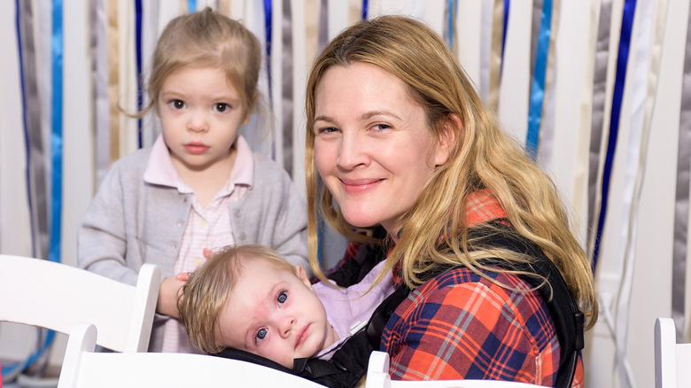 Drew Barrymore posant avec ses jeunes filles Olive et Frankie lors d'un événement en 2014