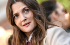 Drew Barrymore élève ses filles pour qu'elles n'aient pas peur de vieillir et c'est tellement rafraîchissant