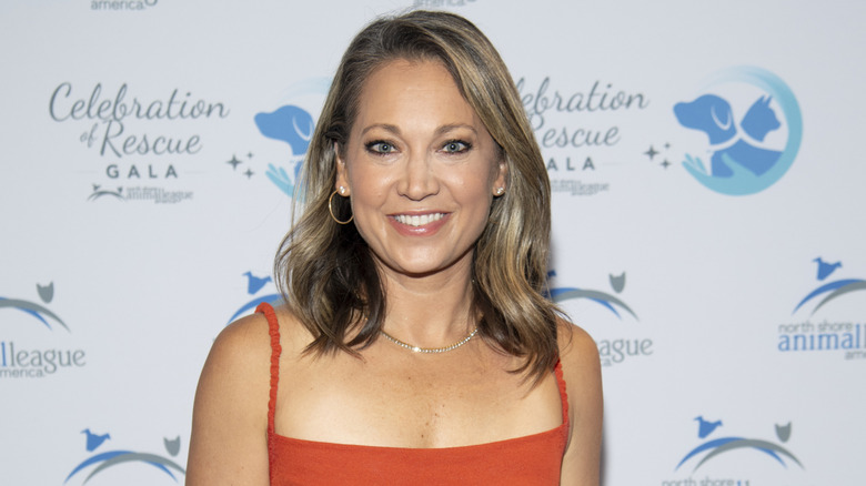 Ginger Zee sourit sur le tapis rouge en 2025