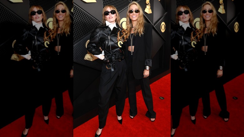 Miley Cyrus porte une veste en cuir volumineuse en posant avec sa mère Tish Cyrus