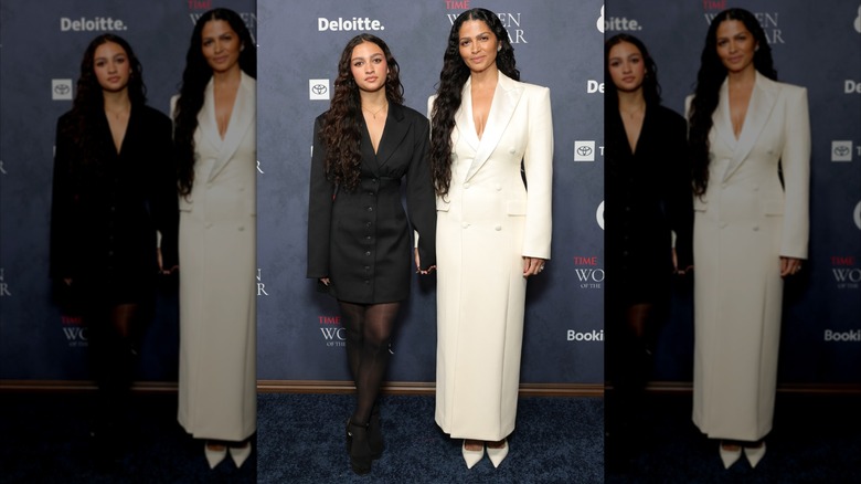 Vida et Camila McConaughey se tiennent la main tout en portant des robes coordonnées inspirées de la mode masculine
