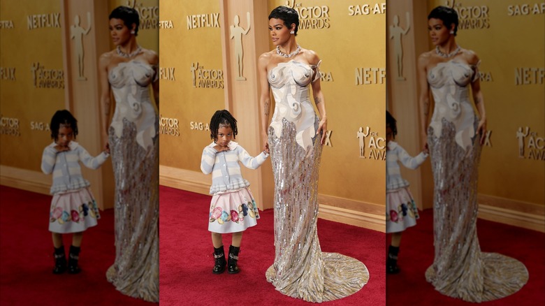 Teyana Taylor porte une robe près du corps tout en tenant la main de sa jeune fille Rue Rose Shumpert