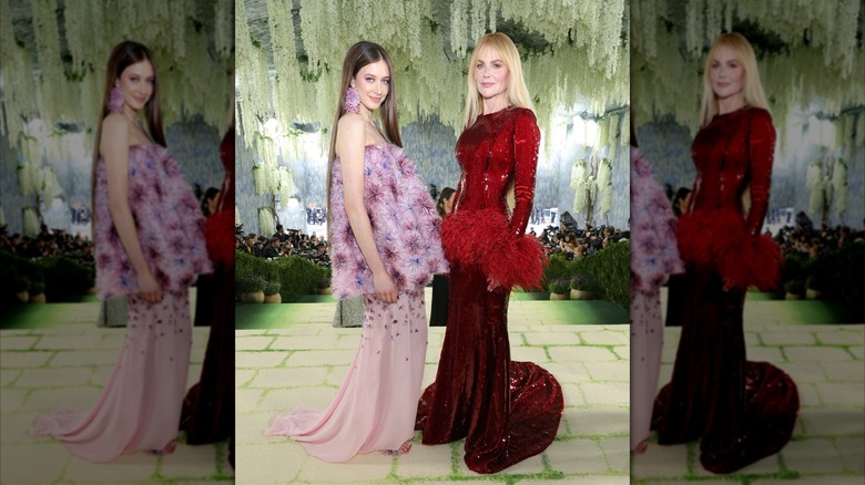 Sunday Rose et Nicole Kidman inclinent leurs corps l'un vers l'autre tout en souriant à la caméra