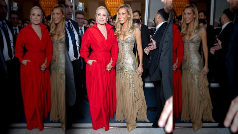 Yolanda et Bella Hadid se tiennent la main alors qu'elles assistaient à un événement pendant le Festival de Cannes