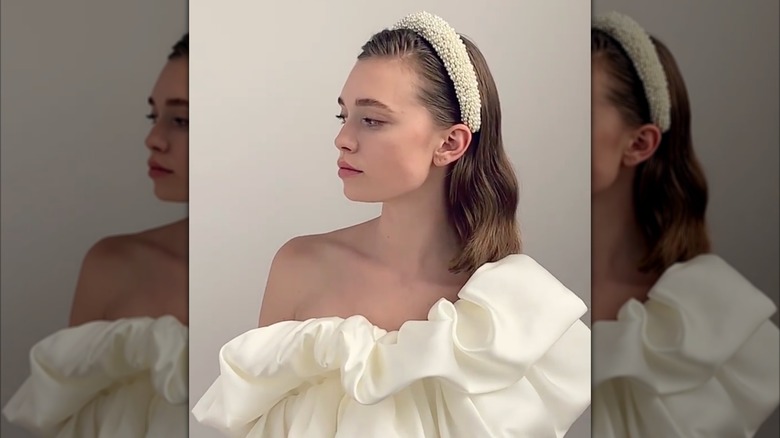 Une femme portant une robe de mariée avec un bandeau de mariée