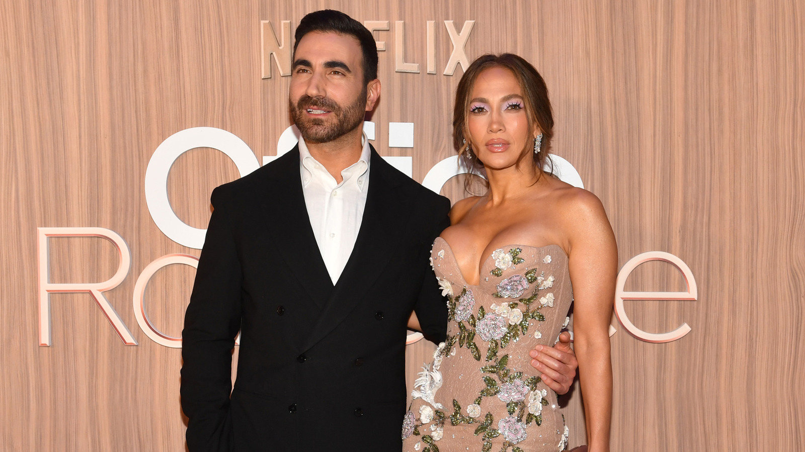 Jennifer Lopez dénonce les rumeurs constantes de relation et nous encourageons son époque de fille célibataire
