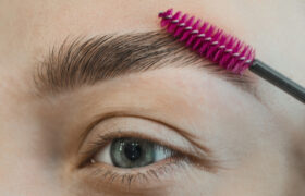 Un expert partage des conseils pour façonner vos sourcils après 40 ans