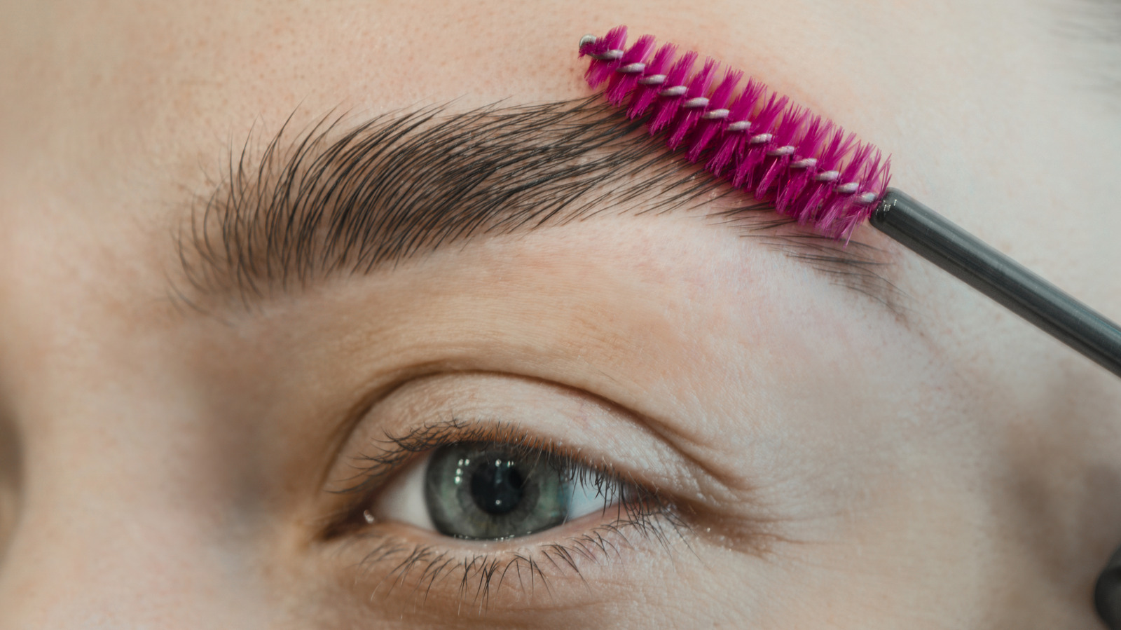 Un expert partage des conseils pour façonner vos sourcils après 40 ans
