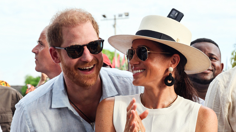 Meghan Markle en chapeau et le prince Harry en Colombie