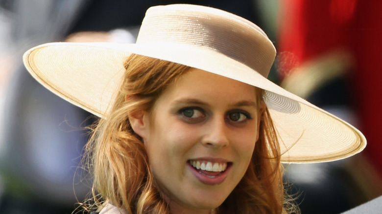 La princesse Béatrice au Royal Ascot portant un chapeau de paille