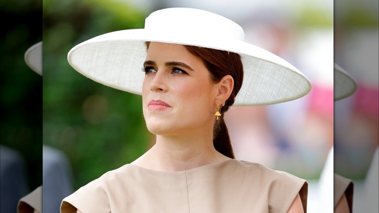 La princesse Eugénie au Royal Ascot avec un chapeau blanc