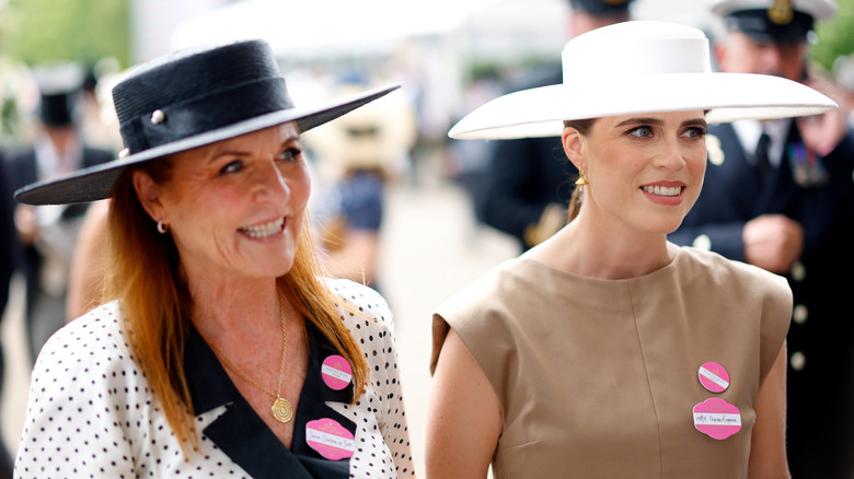 Sarah Ferguson et la princesse Eugénie au Royal Ascot toutes deux avec des chapeaux