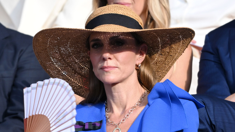 Kate Middleton avec un chapeau de paille à Wimbledon dans une robe bleue