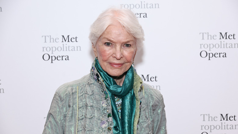 Ellen Burstyn sourit sur le tapis rouge en 2023