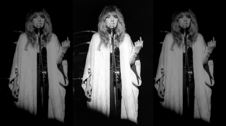 Une photo en noir et blanc de Stevie Nicks en train de chanter sur scène