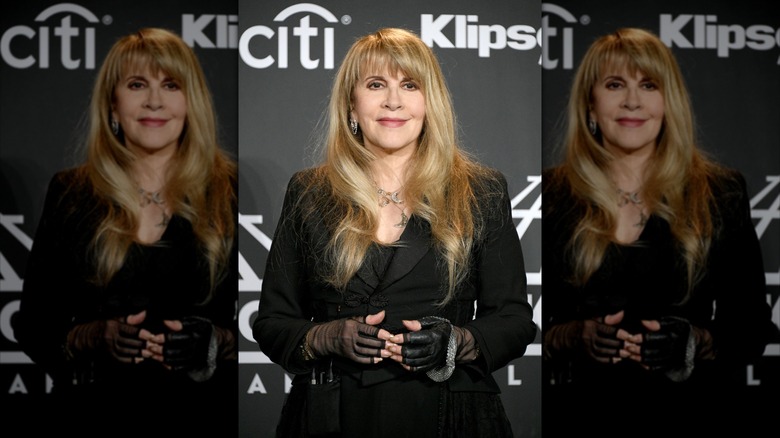 Stevie Nicks sur le tapis rouge, portant des colliers de lune noirs et superposés